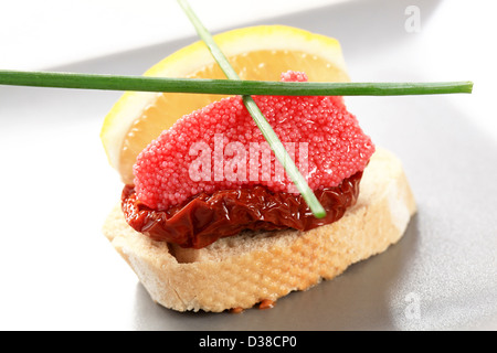 Mundgerechte Häppchen - rotem Kaviar canape Stockfoto