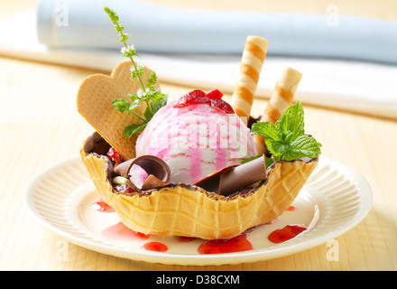 Eis, serviert in Schokolade beschichtete Waffel Korb Stockfoto