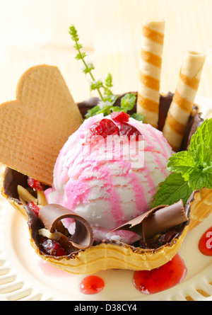 Eis, serviert in Schokolade beschichtete Waffel Korb Stockfoto