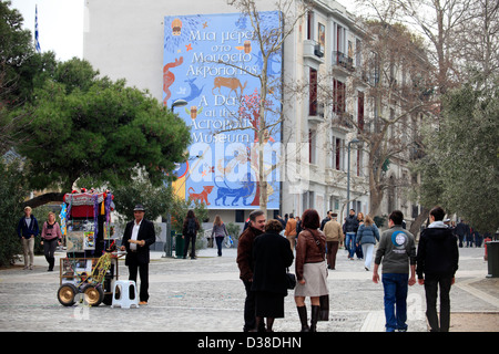Griechenland Athen Dionyssiou Areopagitou ein Straßenkünstler mit einer Drehorgel Stockfoto