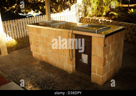 Öffentlichen Grillplatz auf einem Campingplatz in Byron Bay, New South Wales Australien zum kochen Ihr eigenes Essen Stockfoto