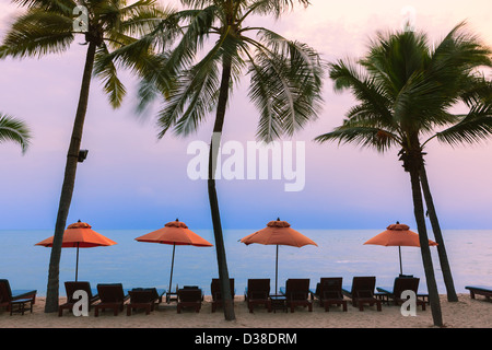 Sonnenaufgang am Golf von Thailand in der Nähe von Strand von Hua Hin. Stockfoto