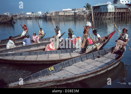 Fährleute warten darauf, ihre Boote mit Passagieren zu füllen, um sie über den Buriganga Fluss zur Stadtseite von Dhaka, Bangladesch, zu bringen Stockfoto