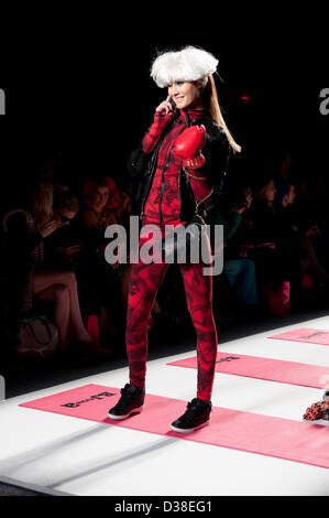 New York, USA. 11. Februar 2013. Aussehen von Betsey Johnson Fashion Show auf der Mercedes Benz Fashionweek in New York FW 13. Bildnachweis: Lauren Browdy / Alamy Live News Stockfoto