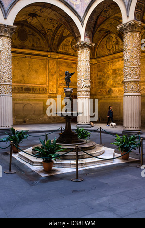 Putto mit Delphin von Verrocchio in den Palazzo Vecchio, Florenz, Italien Stockfoto