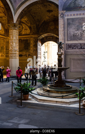 Putto mit Delphin von Verrocchio in den Palazzo Vecchio, Florenz, Italien Stockfoto