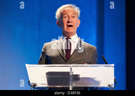 Historiker Simon Schama (im Bild) spricht auf der Holocaust Memorial Day 2013 UK Gedenken-Veranstaltung in London Stockfoto