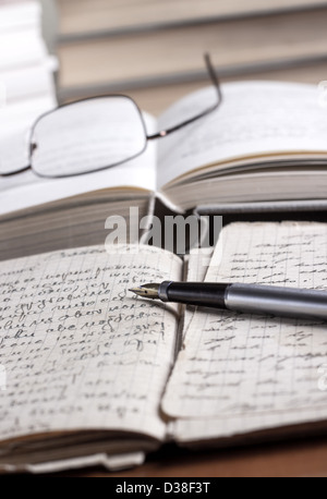 Bücher und Bände auf dem Tisch, geringe Schärfentiefe Stockfoto