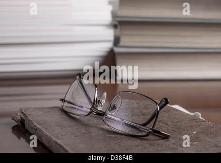 Bücher und Bände auf dem Tisch, geringe Schärfentiefe Stockfoto