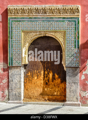 Alte Tür im maurischen Stil in Córdoba, Spanien Stockfoto
