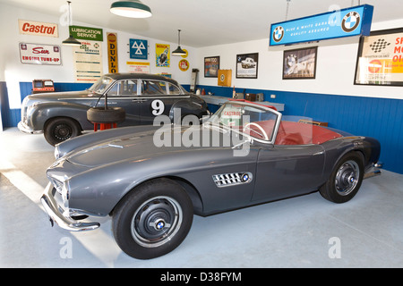 Replikat BMW Showroom mit 507 Roadster im Vordergrund. 2012-Goodwood Revival, Sussex, UK. Stockfoto