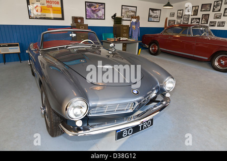 Replikat BMW Showroom mit 507 Roadster im Vordergrund. 2012-Goodwood Revival, Sussex, UK. Stockfoto