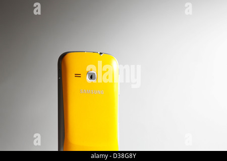Ein gelber Samsung Handy. Stockfoto