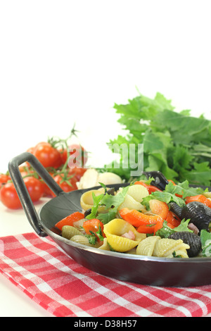 frisch gekochte Pasta-Pfanne mit Paprika, Kohlrabi, Schinken-Streifen, Tomaten und Knoblauch Stockfoto