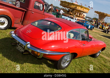 1969 Jaguar E-Type 4.2 im Oldtimer Auto parken, 2012 beim Goodwood Revival, Sussex, UK. Ansicht von hinten. Stockfoto