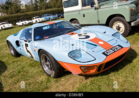 Ford GT40 in Gulf-Lackierung, Frontansicht Viertel, 2012 beim Goodwood Revival, Sussex, UK Stockfoto