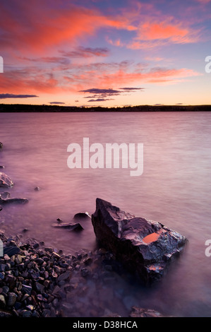 Wasser waschen über die Felsen am Strand Stockfoto