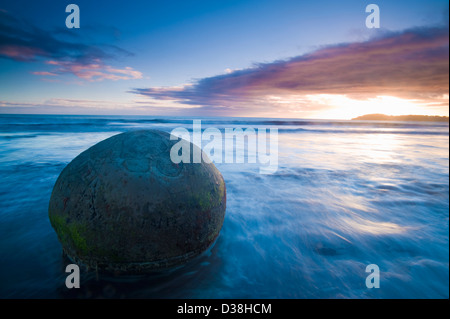 Wellen Waschen über Felsen am Strand Stockfoto