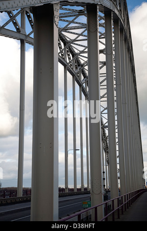 Bogenförmige Brücke über den Fluss Noord, Alblasserdam, South-Holland, Niederlande Stockfoto