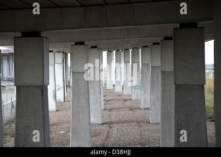 Reihen von Säulen unter der Brücke über den Fluss Noord, Alblasserdam, Süd-Holland, Niederlande Stockfoto