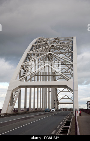 Bogenförmige Brücke über den Fluss Noord, Alblasserdam, South-Holland, Niederlande Stockfoto