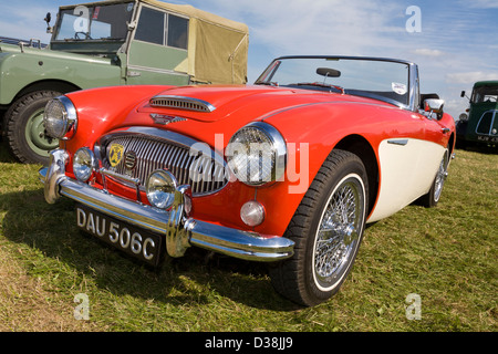 1965 Austin Healey 3000 Mk III, DAU506C, im Oldtimer-Fahrzeug park, 2012 beim Goodwood Revival, Sussex, UK. Stockfoto