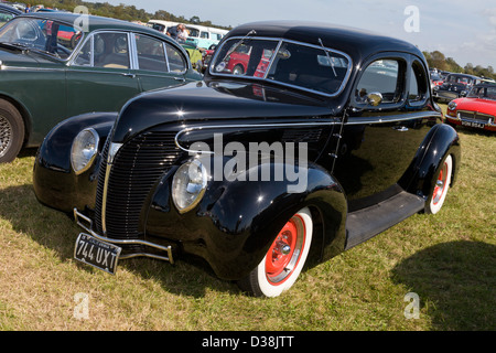 1939 Ford V8 Coupe, 744UXT, an der 2012 Goodwood Revival, Sussex, UK. Stockfoto