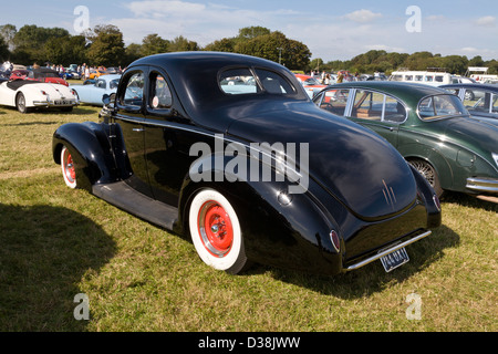 1939 Ford V8 Coupe, 744UXT, an der 2012 Goodwood Revival, Sussex, UK. Stockfoto