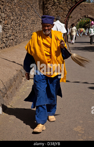 Ein Priester auf der Straße, Gondar, Äthiopien Stockfoto