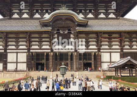 Der große Todaiji-Tempel in Nara mit vielen Touristen besuchen, in der Nähe von Kytoto, Japan Stockfoto