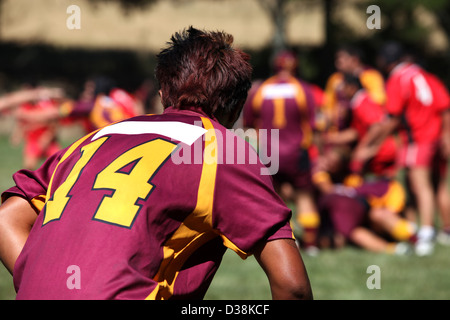 Rugby-Spieler in Aktion auf einem Hintergrund von Spielern Stockfoto