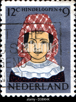 Niederlande - ca. 1960: Eine Briefmarke gedruckt in Holland zeigt Mädchen in regionaler Tracht, Hindeloopen, ca. 1960 Stockfoto