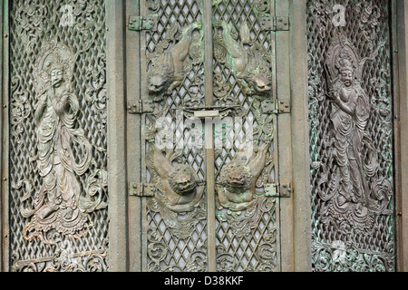 Detail des großen Weihrauchbrenners im Hof des Todaiji-Tempels in Nara, Japan Stockfoto