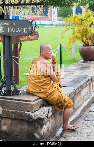 Robe Mönch an der Grand Palace Bangkok Thailand Stockfoto