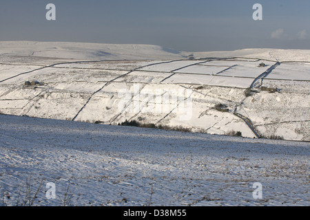 Schneebedeckte Berge im Winter in Crimsworth Dean in der Nähe von Hebden Bridge in der South Pennines in West Yorkshire Stockfoto