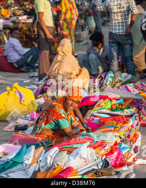 Straßenmarkt in Jodhpur, Rajasthan, Indien: lokale Frau verkaufen bunte Stoffen Stockfoto