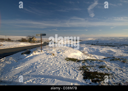 Schnee und Schnee driftet in den Pennines, West Yorkshire in der Nähe von Holmfirth Stockfoto