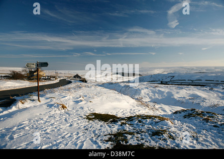 Schnee und Schnee driftet in den Pennines, West Yorkshire in der Nähe von Holmfirth Stockfoto