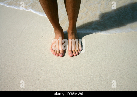 Nahaufnahme von mans Füße am Strand Stockfoto