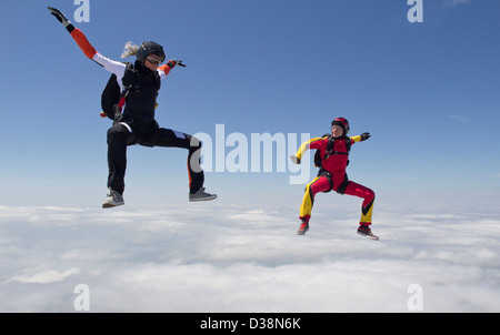 Frauen Fallschirmspringen über den Wolken Stockfoto