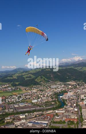 Frau Fallschirmspringen über ländliche Landschaft Stockfoto