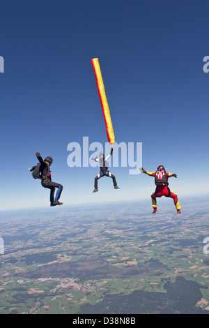 Menschen, die Fallschirmspringen über ländliche Landschaft Stockfoto