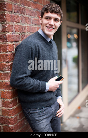Geschäftsmann Ziegelwand gelehnt Stockfoto