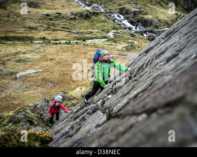 Wanderer, die steile Felswand Skalierung Stockfoto