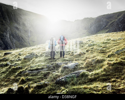 Paar in felsigen Landschaft wandern Stockfoto