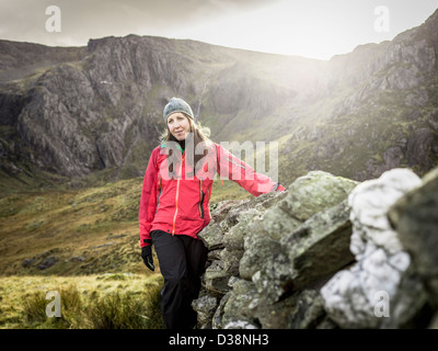 Frau in felsigen Landschaft wandern Stockfoto