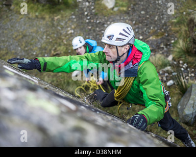 Kletterer, die steile Felswand Skalierung Stockfoto