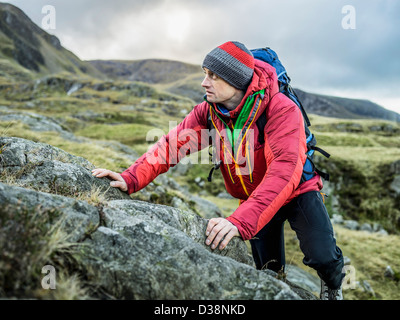 Mann in felsigen Landschaft wandern Stockfoto