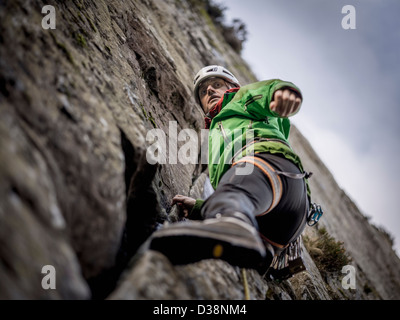 Kletterer, die steile Felswand Skalierung Stockfoto