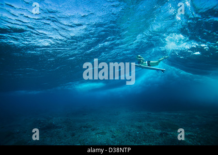 Unterwasser-Blick der Surfer in den Wellen Stockfoto